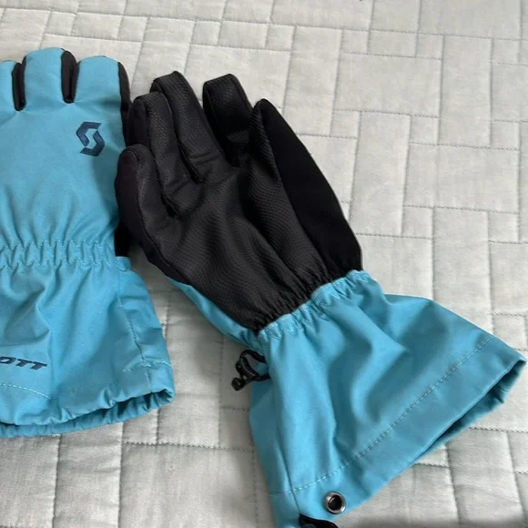 Ski/snowboard gloves. Fit kids M/L . Very good condition. Blue with black palms - Picture 2 of 4